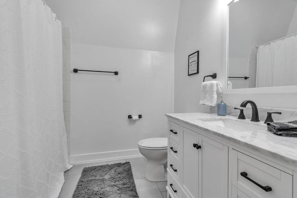 Carriage House Loft - King Bed And Garage Parking Appartement Buffalo Buitenkant foto