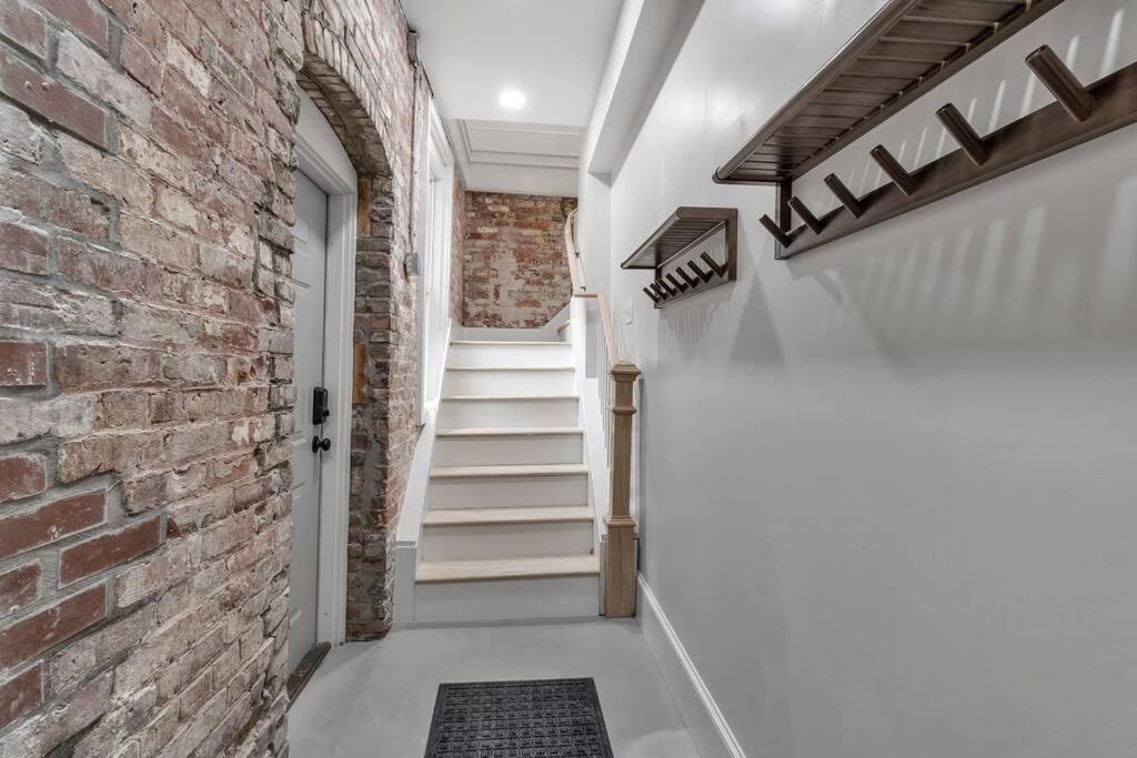 Carriage House Loft - King Bed And Garage Parking Appartement Buffalo Buitenkant foto